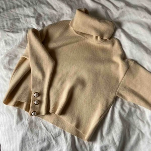  - Superfin tröja från chiquelle, den är inte lika beige på bilden som den egentligen är, färgen är mycket finare i verkligheten! Den har väldigt fina armar, fråga om du har frågor❤️😊