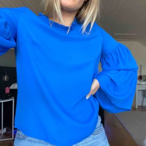  - Blå jättefin blus från Ginatricot storlek 36( S ) Knappt använd 