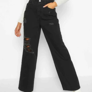  - vida jeans med slitningar, endast testade⚡️ kan mötas i Falun eller skickas mot kostnad 