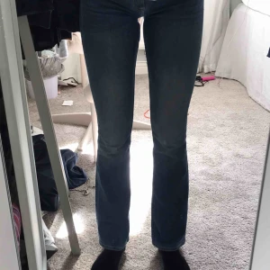  - Blåa bootcut jeans från crocker. Säljer då jag inte använder längre. Kan mötas upp i stockholm eller frakta (köparen står för frakt)