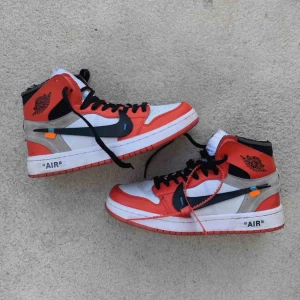  - lägger upp igen pga oseriös köpare!  off-white x Jordan 1 kopia, köpta för ett par månader sen. fint skick, inga defekter möts upp i Stockholm annars står köpare för frakt buda från 200kr, budgivningen slutar 12/4 16.00 (Ledande bud 760kr)