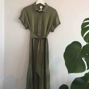  - Fin grön skjortklänning. Fin som både klänning och kjol med en stickad till. Använd ett fåtal gånger. 