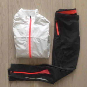 Träningsoutfit - Matchande träningsjacka och byxor från SOC, 139 kr tillsammans 😍 fint skick men jackan har en minimal missfärgning (har bild i en annan annons). Byxorna är lite ljusare så som på bild 3. Kan säljas separat. Möts i Täby eller så tillkommer frakt!