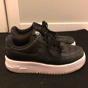  - Riktigt snygga air force! Inga defekter och har lite tjockare sula än vanliga. Sparsamt använda så de är i ett jättefint skick! Säljer de för att de är för små för mig. Köparen står för frakt. Kan gå ner i pris vid snabb affär