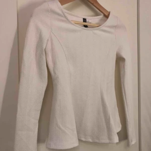  - Vit tröja med diskret mönster i storlek S, passar även XS, aldrig använd