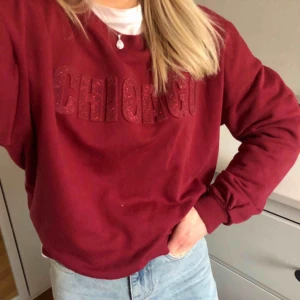 - Vinröd sweatshirt från mango. Frakt tillkommer.