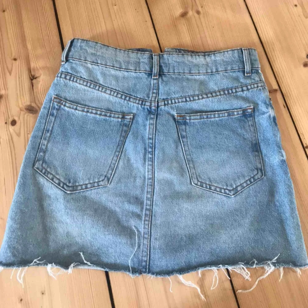 Superfin jeanskjol från Bershka, storlek 34. Fint skick Säljer för 160 inkl frakten😊. Kjolar.