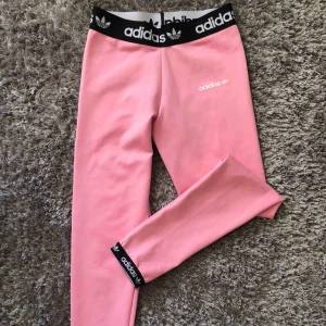 Adidas - byxor ifrån Adidas , Nyskick 💕 frakt tillkommer 