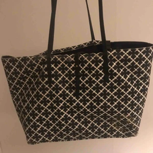  - Säljer min By Malene Birger väska. Den är lite sliten vid kanten (som man ser på bilden) men annars är den hel och fin🥰