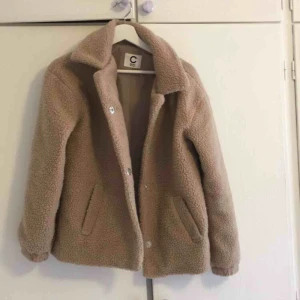  - Så fin teddyjacka, tror den är köpt på barnavdelningen, men passar mig som vanligtvis har xs🤩