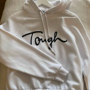  - En hoodie med tryck & som går att spänna i midjan. Oanvänd ;)