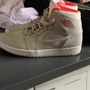  - Air Jordan 1 MID bra kvalitet använda ett par gånger men fortfarande i bra skick 👌🏻
