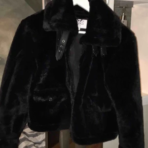 - Populär nakd pälsjacka med fina detaljer, original pris 1000