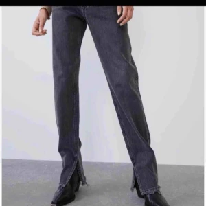  - jeans från zara med slits, klippt hål på knäna själv. 