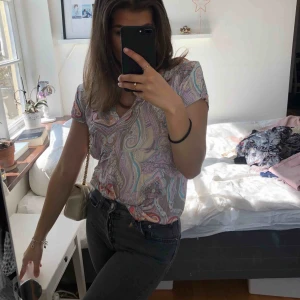 T-shirt - Jättefin tröja, storlek M men passar även mig som har S jättebra 