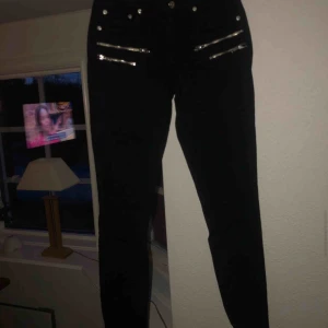  -  Jeans med dragkedjor (det är inga fickor i dragkedjorna) från Denim Rebel Endast provade