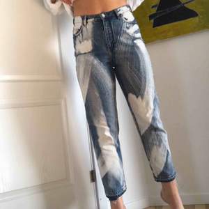 Ascoola jeans från Monki i modellen Taiki. Storlek 29 :) Jag har sprättat upp sömmen för att göra dom längre.