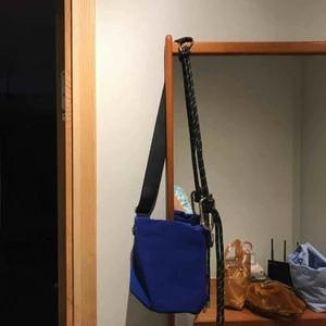  - Blå axelbandsväska från Weekday. Aldrig använd så är som ny. 