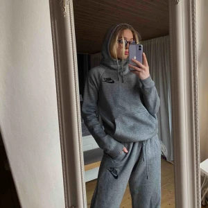  - Mörkgrått mjukis set från Nike❤️ båda delarna för 400kr annars 250kr/st. Tröjan: M, Byxorna: L  Frakt tillkommer