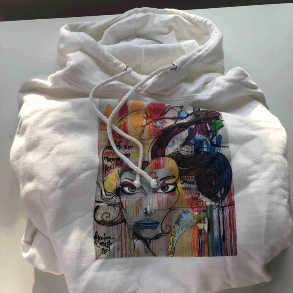 Hoodie från The Cool Elephant som i nypris kostar 599kr. Endast använd ett fåtal gånger och är i princip i nyskick! Fler bilder kan skickas privat. Möts upp i Stockholm, frakt tillkommer💗. Hoodies.