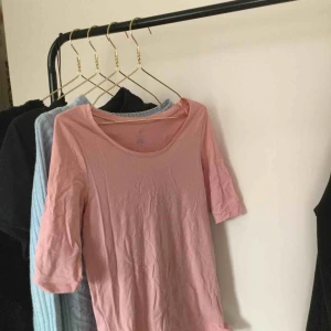  - Jättemjukt tyg💕 knappt använd bara testad💓. Kan stryka den, den har varit vikt därför den e knövlig☺️💖