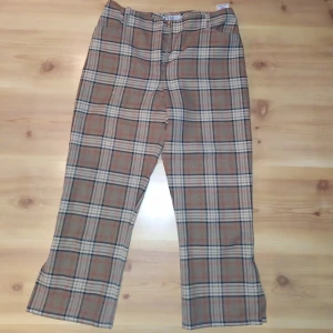 Rutiga perfekta trekvarts - Perfekta rutiga 3 kvarts byxor med med kort slits längst ner på benen. sitter som en smäck!