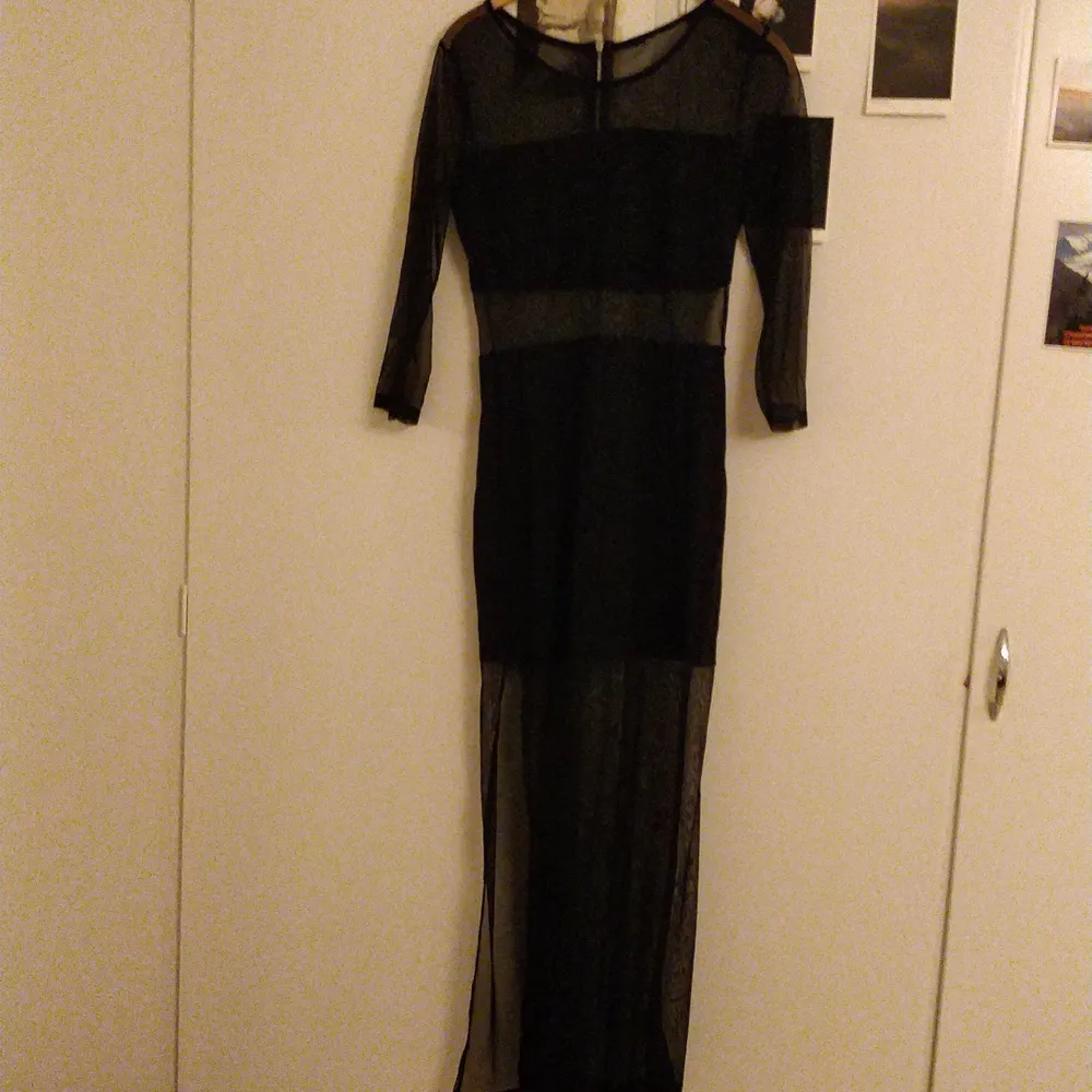 Supercool svart långklänning i mesh och stretchtyg. Säljs pga för tight rund armarna. Älskar den dock, en av mina coolaste klänningar. Med slits!. Klänningar.