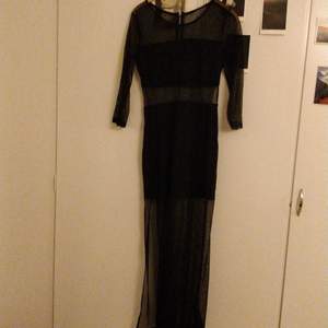 Supercool svart långklänning i mesh och stretchtyg. Säljs pga för tight rund armarna. Älskar den dock, en av mina coolaste klänningar. Med slits!