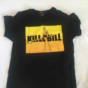  - Söt Kill bill tröja från bershka! Är XS men sitter bra på mig som S! Frakt ingår inte (:
