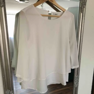  - Vit blus med trekvarts armar. Fint skick.