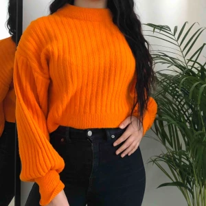  - Orange oanvänd tjocktröja! Möts upp, annars står köparen för frakt!✨