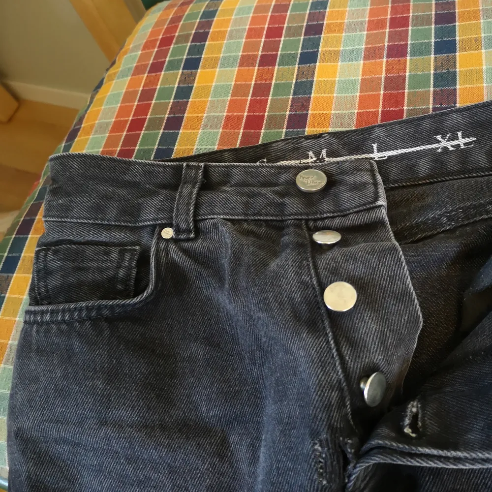 Svarta mom jeans från weekday. Knappar, fram och bakfickor. Avklippta och fransade vid anklarna. Storlek XS sitter bra runt höft och midja. . Farkut & Housut.