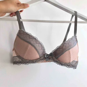  - En jättefin bh jag knappt använt. Den har lite push up men inte mycket! (Frakt tillkommer om den ska skickas)