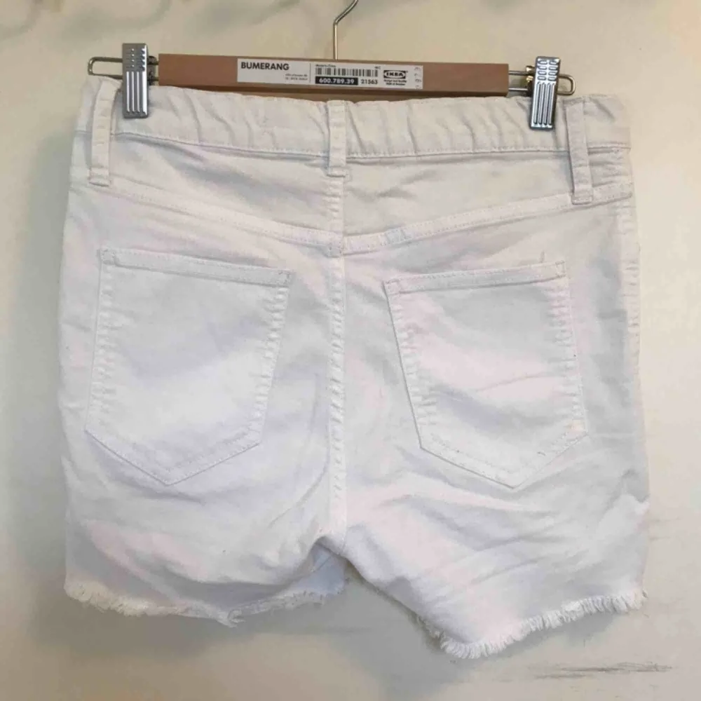 Dessa var ett par vanliga jeans men gjordes om av den tidigare ägaren.  Jag skulle säga att dessa är M men det står på lappen att dom är L (antar att dom har krympt i tvätten) . Shorts.