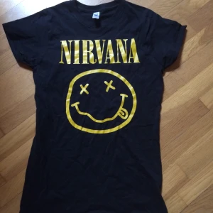 Nirvana tshirt - Endast provad i storlek M. Girls fit! Frakt: 42 kr