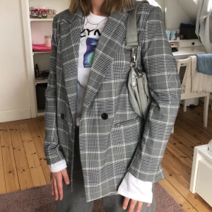 Blazer - Rutig blazer storlek 40, liten i storlek passar 36 - 40 beroende på passform