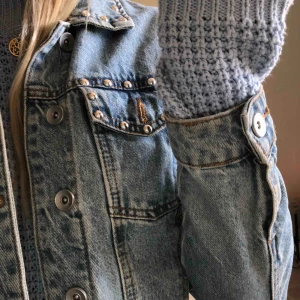  - En jätte fin avklippt jeansjacka med nitar! Passar perfekt nu på våren eller på sommarkvällar. Den är i storlek 38, den passar mig som är S/M. Köparen står för frakten.🥰🥰 