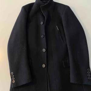  - Fin svart rock från Dressman. 