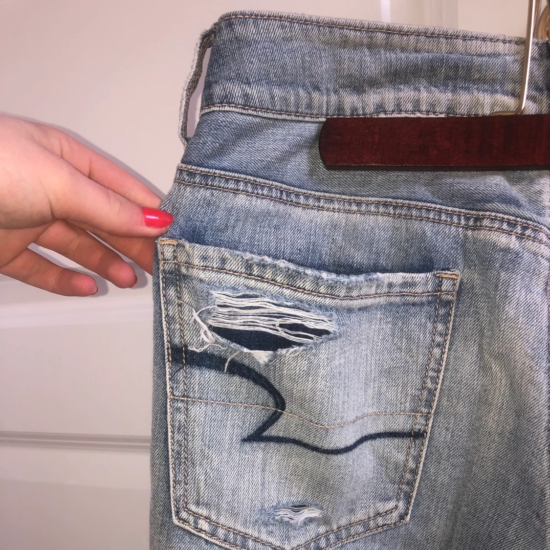 Slitna jeans storlek 6 us från american eagle  - 90