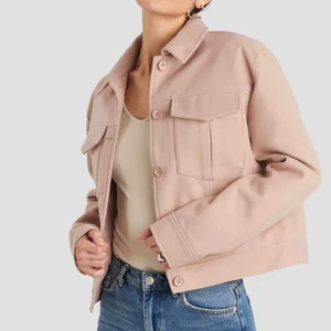  - Skit snygg vårjacka från NA-KD ✨ storlek 34 men är lite oversized (spårbar frakt tillkommer)  