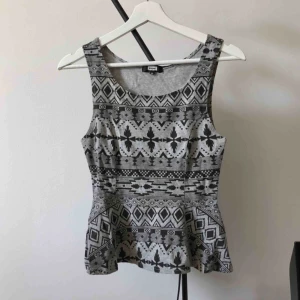  - Mönstrat linne från Bikbok. Frakt tillkommer om den ska skickas!