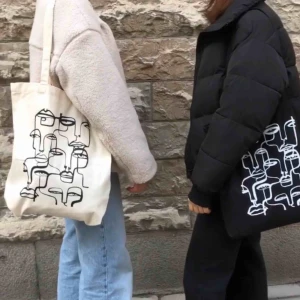 Fåtal kvar!!!! - Finns i färgen beige och svart Tote.art.uf på instagram   ♻️EKOLOGISK  ♻️FAIRTRADE  ♻️100% BOMULL   10% går till WWF för friskare hav   119 kr st!  Det finns alternativ till att mötas upp i Stockholm annars kostar frakten 44kr 