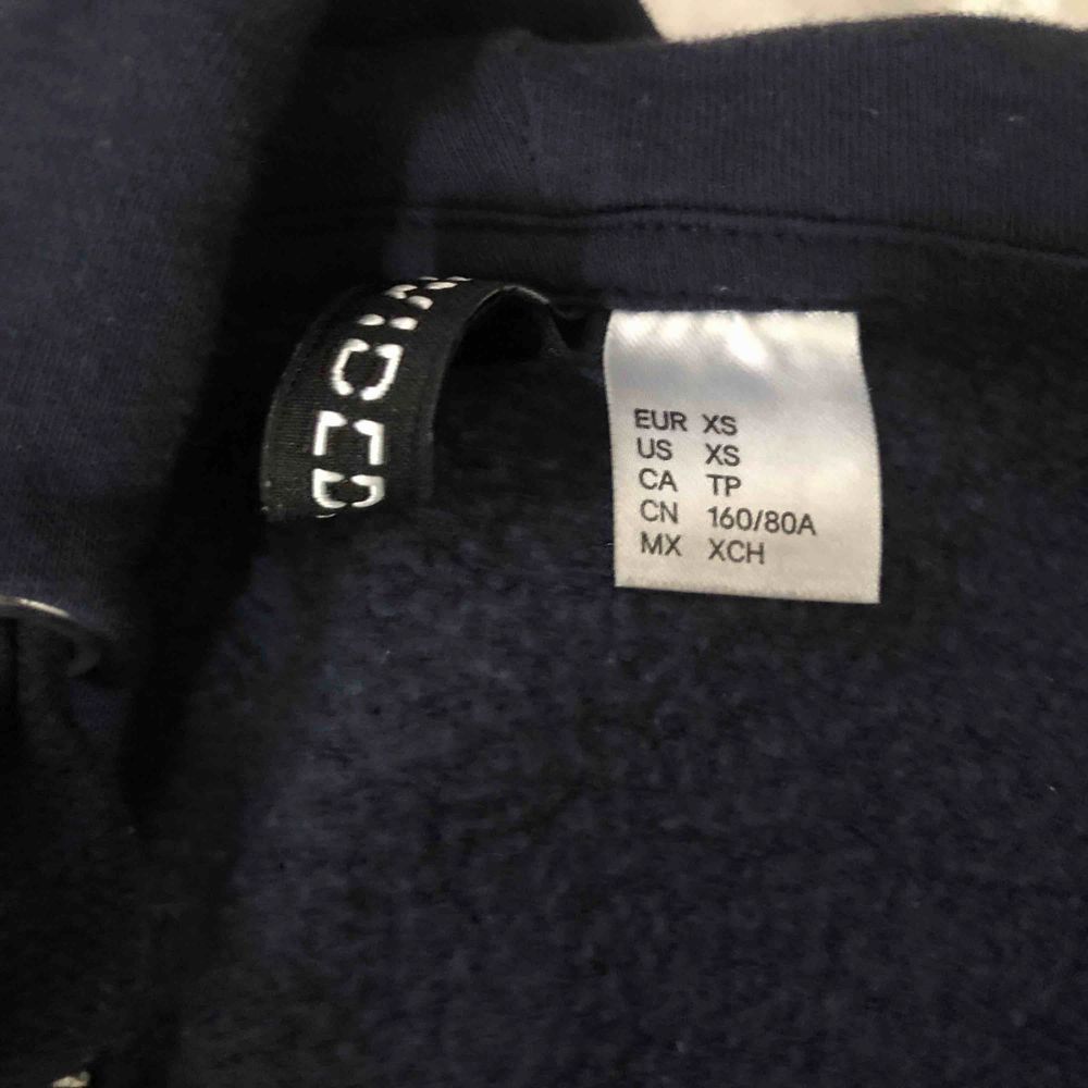 Jätte fin hoodie me dragkedja från H&M, har användt den bara 3 ggr så den är nästa ny❣️. Huvtröjor & Träningströjor.