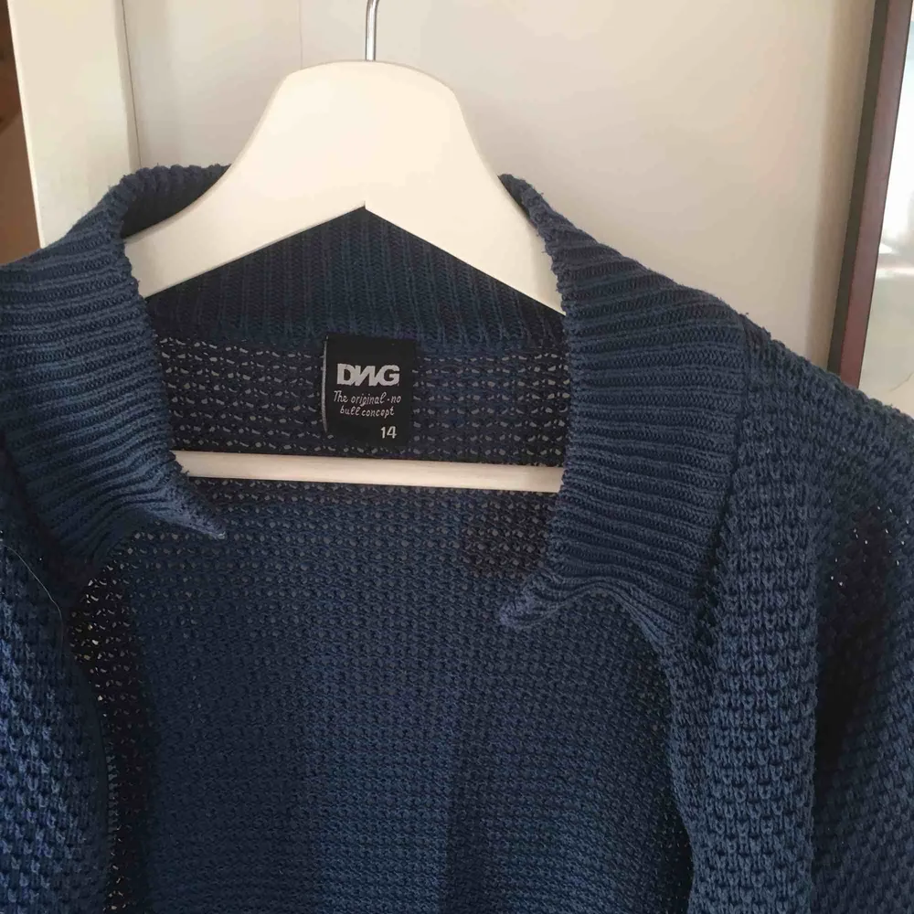 Skön blå tröja med dragkedja från KappAhl eller Lindex. I storlek Small. Frakt ingår ej :). Tröjor & Koftor.