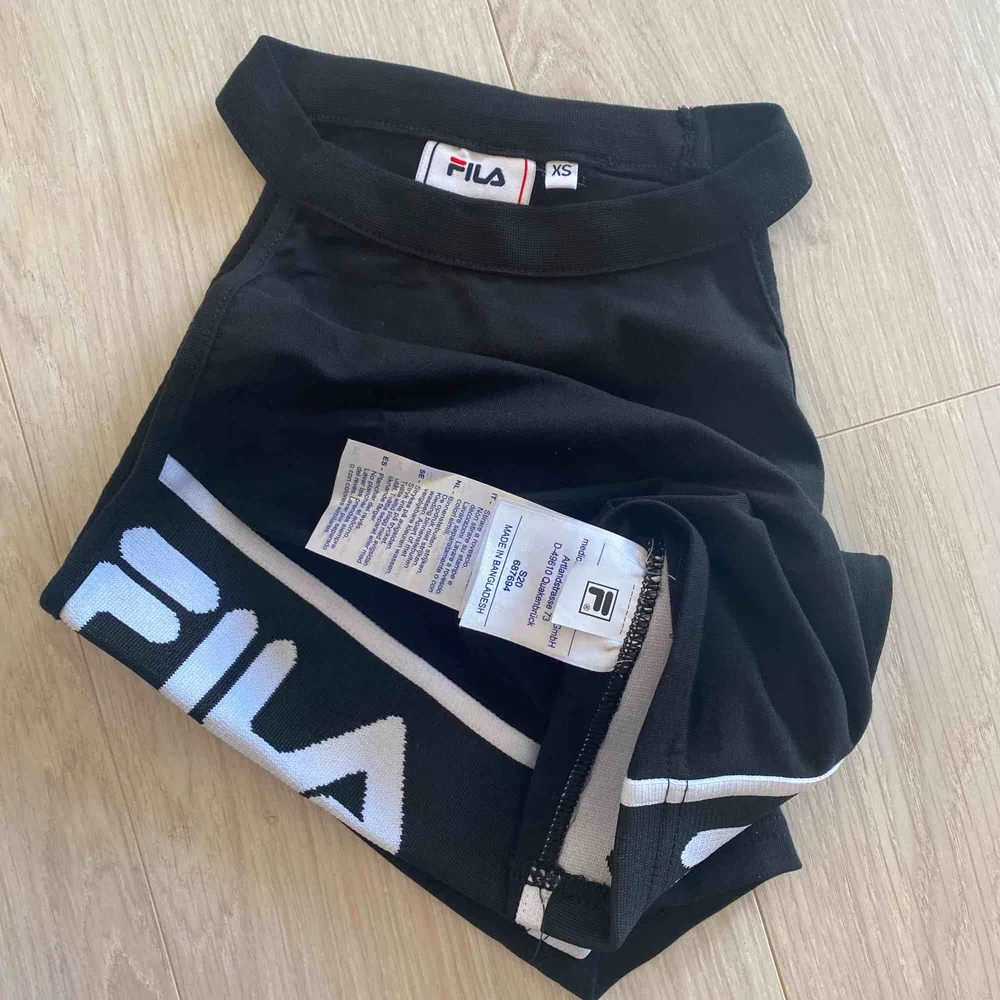 Ny svart Tama cropped top från FILA. XS storlek, oanvänd! Mötas/frakt kommer . Toppar.