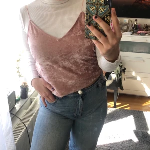 Söt topp från H&M - Fint linne från H&M. Ganska stor i storleken. Du står för frakten! 