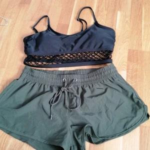 Badkläder stl s-m - Bikini överdel med nät undertill köpt på nelly 60kr stl M. Badshorts 50kr stl 38. Båda använda fåtal gånger och självklart tvättade😊 Köparen står för frakt