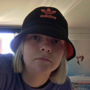Adidas buckethat - Svart adidas buckethat med toppen gjord i tjockt mesh tyg och detaljer i orange.