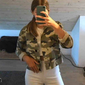  - Militär färgad jeansjacka från HM! Skitfin och knappt använd☺️