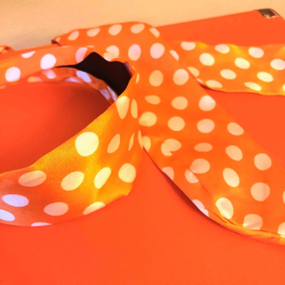 Cute orange hair band with white dots Very 50’s. Accessoarer.